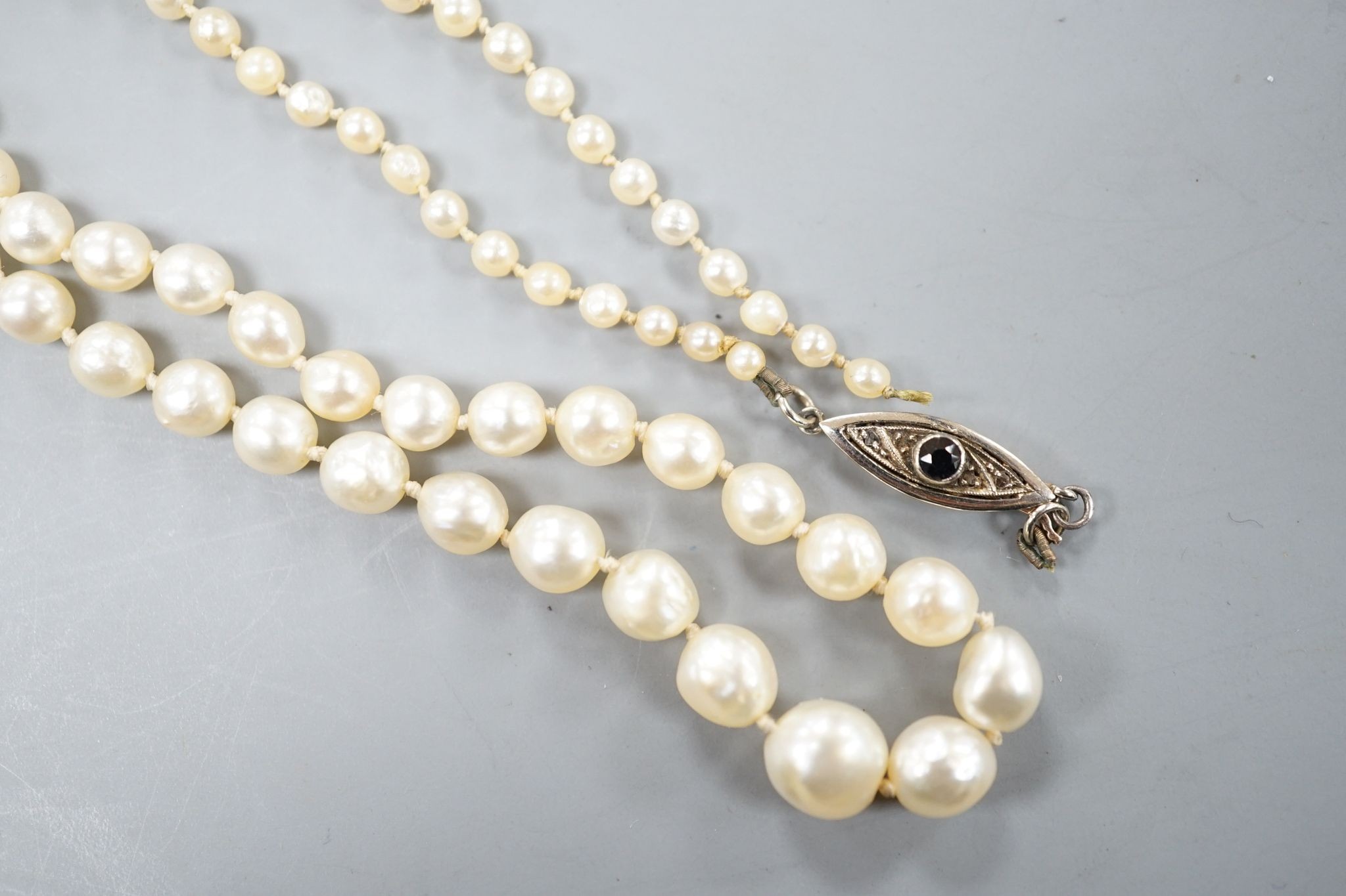 A single strand graduated baroque cultured pearl necklace, 50cm string a.f.
